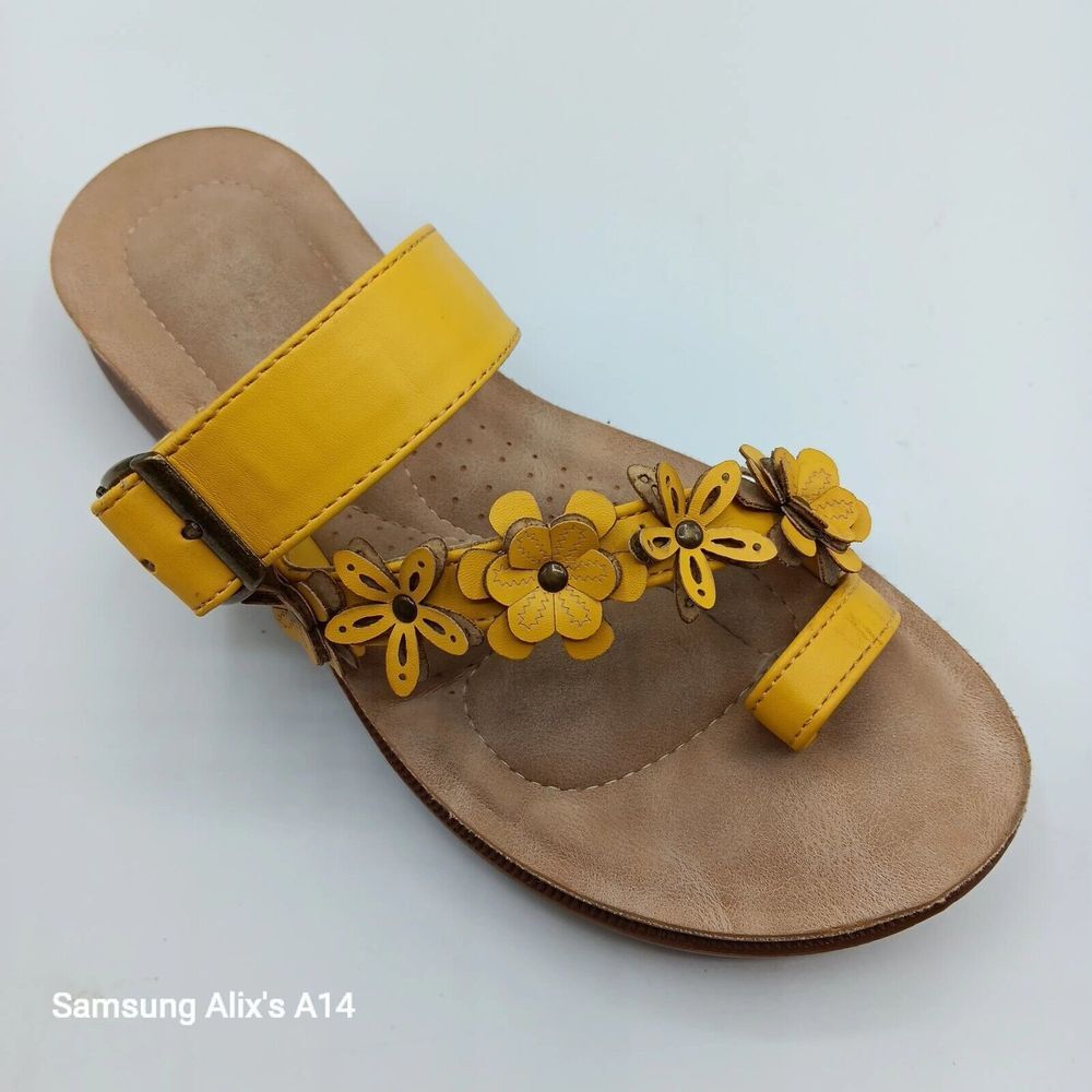 Annie Comfort Abetsy Size 5.5 Yellow Sandal Flowers - Picture 3 of 9